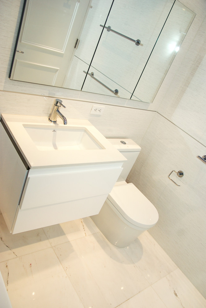 Идея дизайна: ванная комната в стиле модернизм с врезной раковиной, белыми фасадами, столешницей из искусственного кварца, накладной ванной, душем над ванной, унитазом-моноблоком, белой плиткой и керамогранитной плиткой