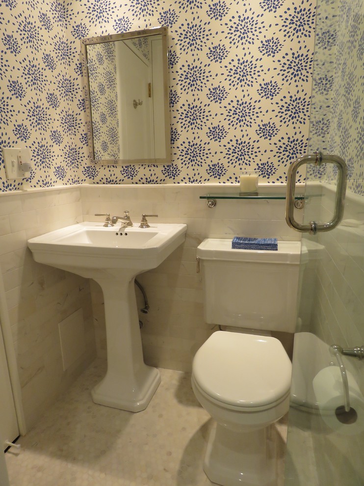 Idéer för mellanstora vintage badrum med dusch, med en toalettstol med separat cisternkåpa, beige kakel, porslinskakel, blå väggar, klinkergolv i porslin, ett piedestal handfat, beiget golv, skåp i shakerstil, vita skåp, en dusch i en alkov och dusch med gångjärnsdörr