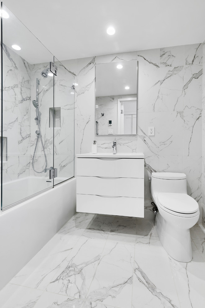 Immagine di una stanza da bagno design con ante lisce, ante bianche, vasca ad alcova, vasca/doccia, WC monopezzo, piastrelle bianche, lavabo a consolle, pavimento bianco e porta doccia a battente