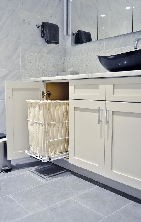 Aménagement d'une salle de bain classique avec un placard à porte shaker.