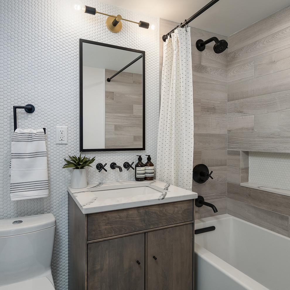 Пример оригинального дизайна: ванная комната среднего размера в стиле неоклассика (современная классика) с плоскими фасадами, темными деревянными фасадами, ванной в нише, душем над ванной, унитазом-моноблоком, серой плиткой, белой плиткой, плиткой мозаикой, душевой кабиной, врезной раковиной, шторкой для ванной и белой столешницей