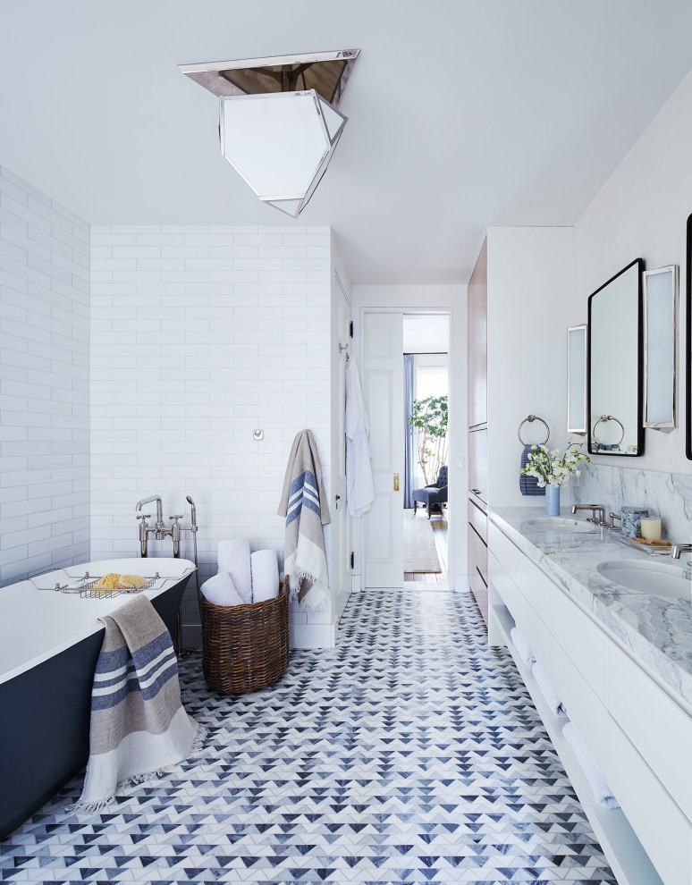 ニューヨークにあるラグジュアリーな広いコンテンポラリースタイルのおしゃれな浴室の写真