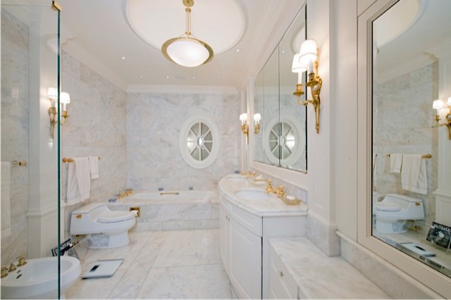 Inredning av ett klassiskt stort en-suite badrum, med luckor med upphöjd panel, vita skåp, ett platsbyggt badkar, en hörndusch, en bidé, grå kakel, vit kakel, stenhäll, vita väggar, marmorgolv, ett undermonterad handfat och marmorbänkskiva