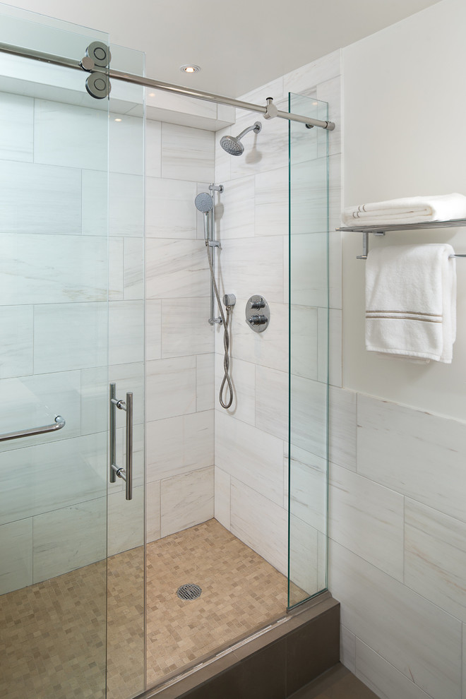 Пример оригинального дизайна: главная ванная комната среднего размера в современном стиле с душевой комнатой, белой плиткой, керамической плиткой, белыми стенами, полом из цементной плитки и бежевым полом