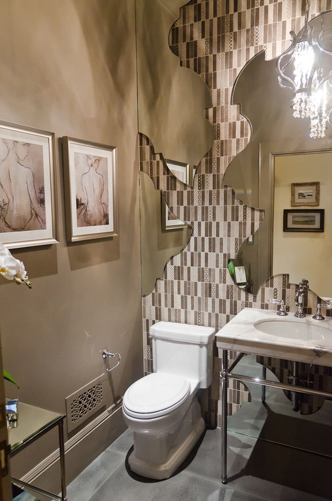 Immagine di una stanza da bagno boho chic con lavabo a consolle e top in marmo