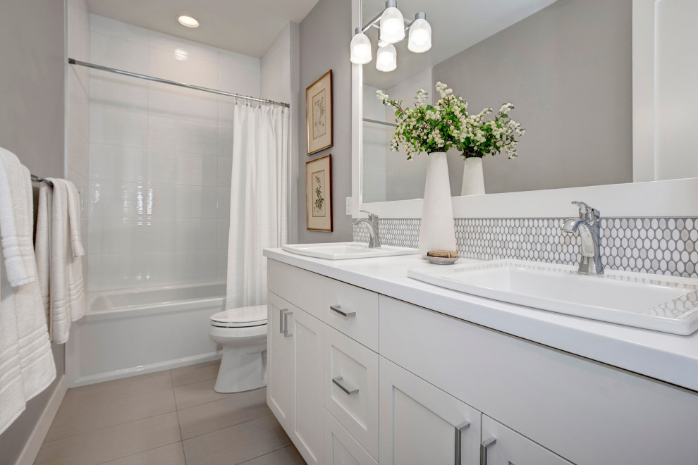 Inspiration för amerikanska vitt badrum, med vita skåp, en dusch/badkar-kombination, flerfärgad kakel, porslinskakel, grå väggar, klinkergolv i porslin, ett undermonterad handfat, bänkskiva i kvartsit och dusch med duschdraperi
