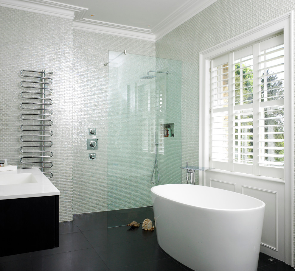 Exemple d'une salle de bain chic avec une baignoire indépendante, mosaïque, une douche ouverte, un carrelage gris et aucune cabine.