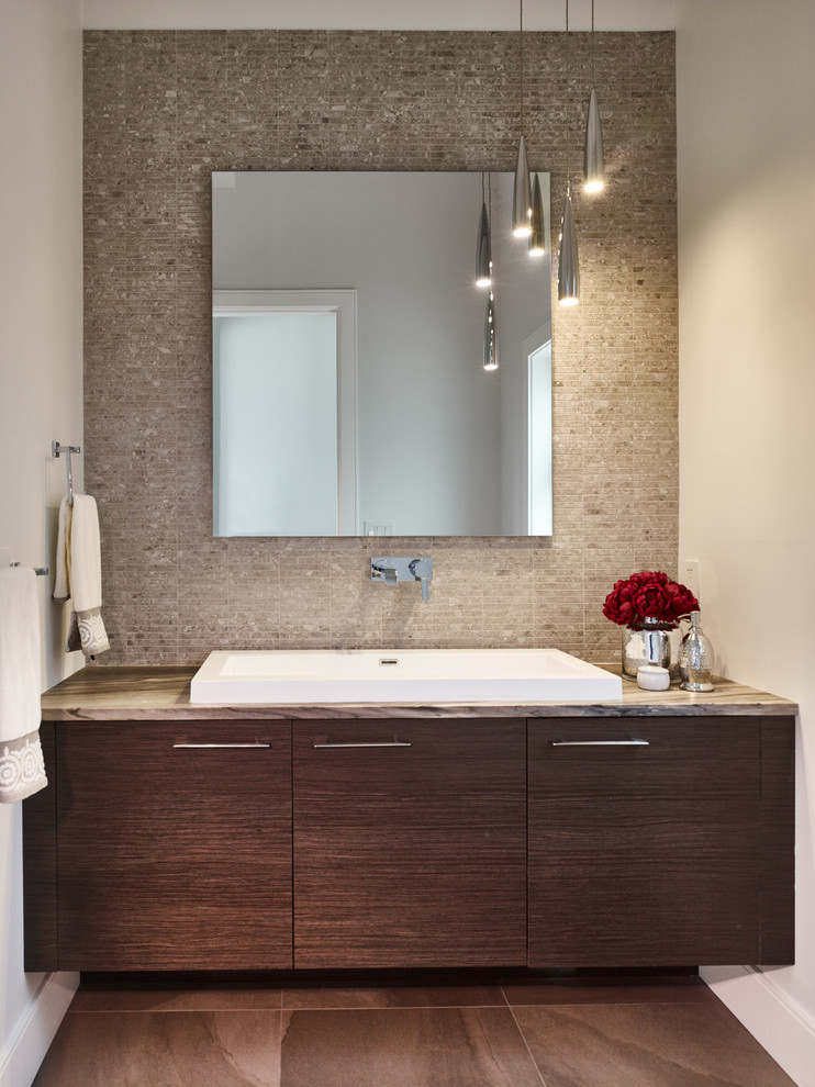 Idee per una stanza da bagno contemporanea di medie dimensioni con ante lisce, ante in legno bruno, piastrelle grigie, piastrelle in ceramica, pareti beige, top in marmo e lavabo a bacinella