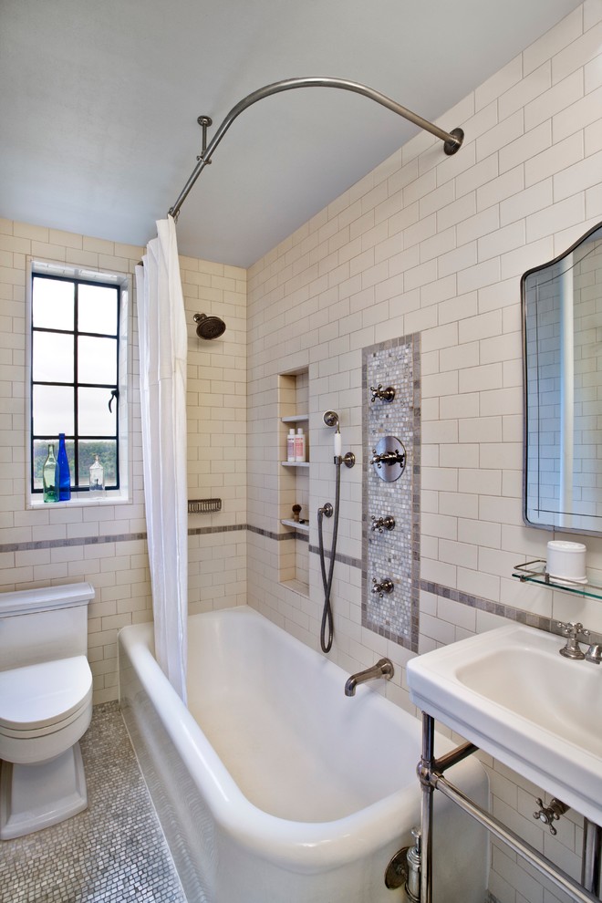 Esempio di una stanza da bagno padronale tradizionale di medie dimensioni con vasca ad angolo, vasca/doccia e pavimento con piastrelle a mosaico