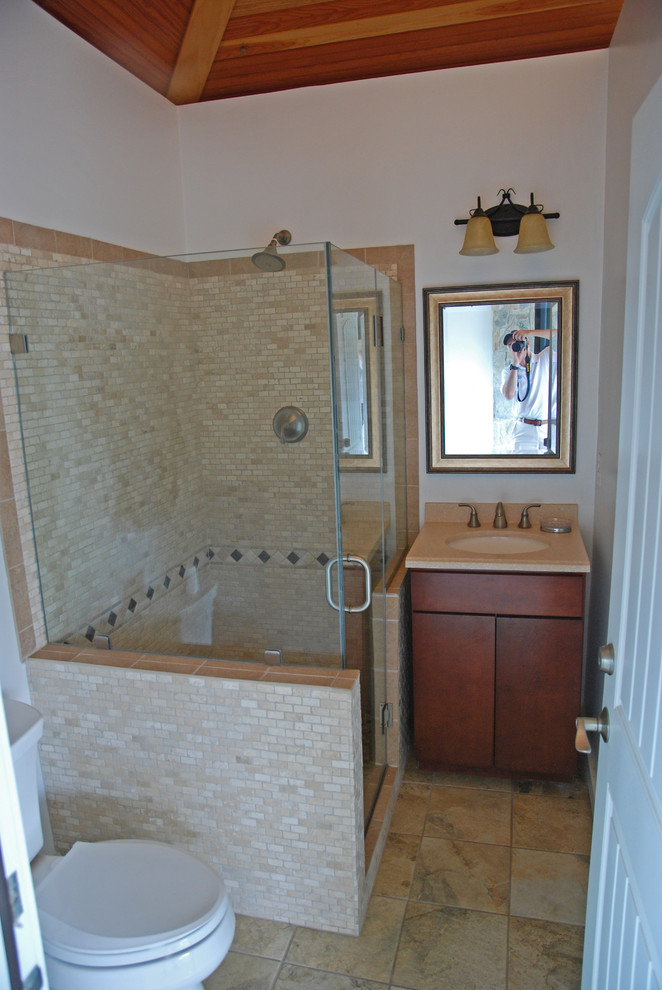 Idées déco pour une grande salle de bain éclectique en bois foncé avec un placard en trompe-l'oeil, une douche d'angle, WC à poser, des carreaux de céramique, un mur beige, un sol en carrelage de céramique et un plan vasque.