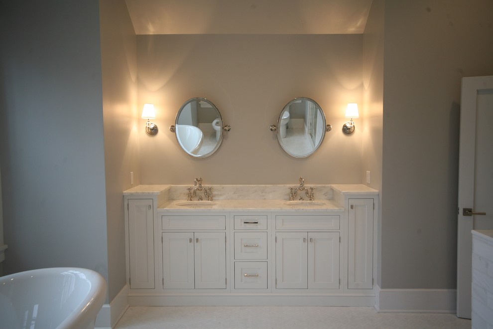Idee per una stanza da bagno padronale classica con ante con riquadro incassato, ante bianche e top in marmo