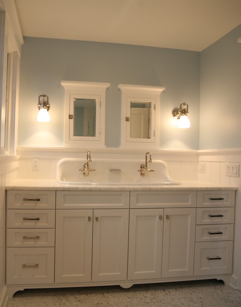 Idéer för eklektiska badrum, med ett avlångt handfat, luckor med infälld panel, vita skåp och marmorbänkskiva