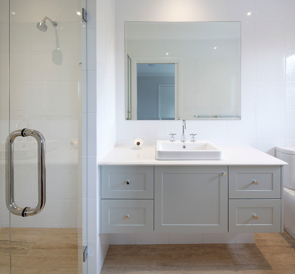 Exempel på ett mellanstort klassiskt en-suite badrum, med ett nedsänkt handfat, skåp i shakerstil, vita skåp, bänkskiva i akrylsten, en hörndusch, en vägghängd toalettstol, vit kakel, porslinskakel, vita väggar och klinkergolv i terrakotta