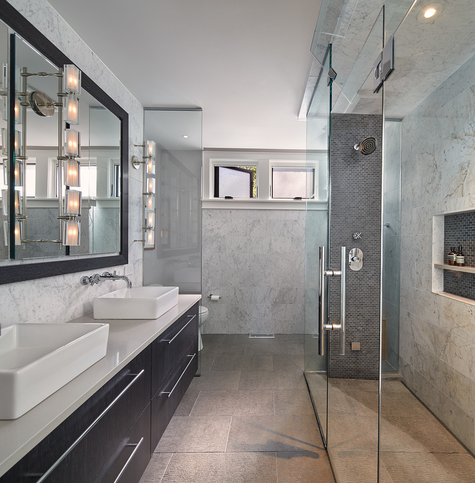 ワシントンD.C.にあるコンテンポラリースタイルのおしゃれな浴室 (フラットパネル扉のキャビネット、バリアフリー、グレーのタイル、ベッセル式洗面器、開き戸のシャワー) の写真