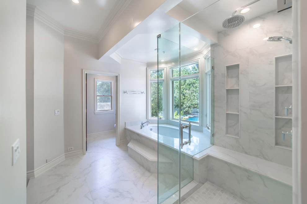 Идея дизайна: огромная главная ванная комната в стиле ретро с фасадами с утопленной филенкой, белыми фасадами, полновстраиваемой ванной, угловым душем, раздельным унитазом, разноцветной плиткой, мраморной плиткой, белыми стенами, мраморным полом, врезной раковиной, мраморной столешницей, разноцветным полом, душем с распашными дверями и разноцветной столешницей