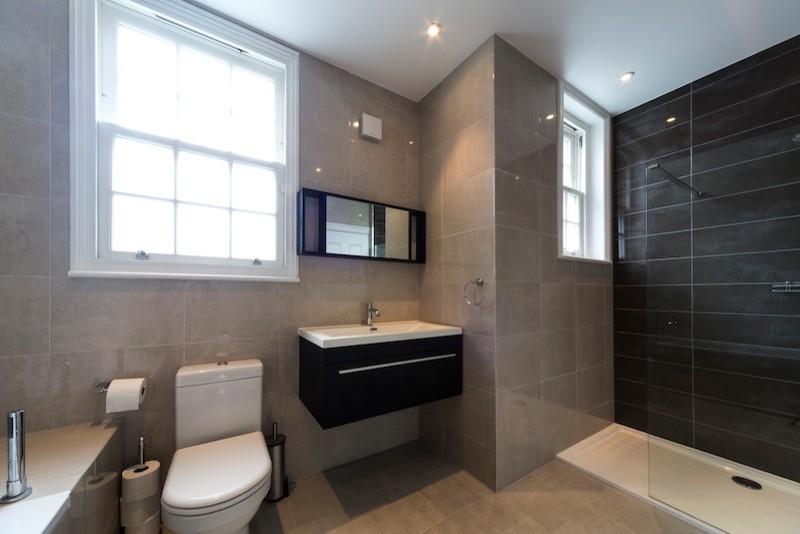 Réalisation d'une salle de bain principale minimaliste de taille moyenne avec un lavabo suspendu et WC à poser.