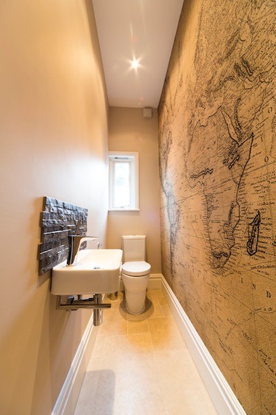 Идея дизайна: маленький туалет в стиле модернизм с подвесной раковиной, унитазом-моноблоком, коричневой плиткой, коричневыми стенами и полом из керамической плитки для на участке и в саду