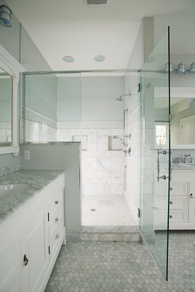 Exempel på ett stort klassiskt en-suite badrum, med luckor med upphöjd panel, vita skåp, ett fristående badkar, en öppen dusch, en toalettstol med hel cisternkåpa, grå kakel, vit kakel, stenkakel, gröna väggar, klinkergolv i terrakotta, ett nedsänkt handfat och bänkskiva i täljsten