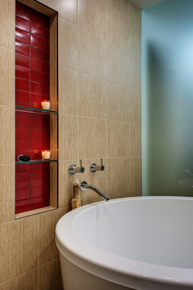 Inspiration för ett stort funkis badrum, med ett japanskt badkar, en kantlös dusch, beige kakel, röd kakel, keramikplattor, beige väggar och klinkergolv i keramik
