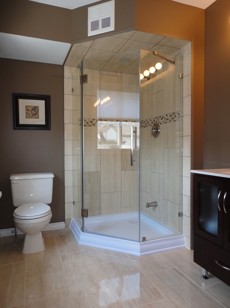 Ispirazione per una stanza da bagno padronale chic di medie dimensioni con ante in legno bruno, doccia ad angolo, WC monopezzo, pareti marroni e pavimento con piastrelle in ceramica