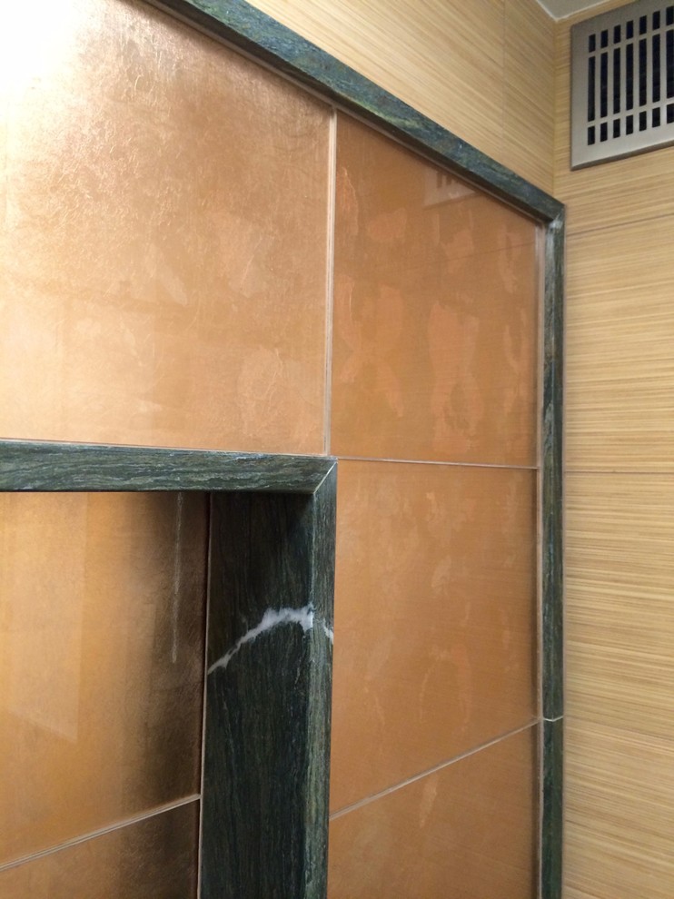 Пример оригинального дизайна: главная ванная комната среднего размера в стиле модернизм с плоскими фасадами, темными деревянными фасадами, ванной в нише, душем над ванной, унитазом-моноблоком, бежевой плиткой, плиткой мозаикой, бежевыми стенами, полом из мозаичной плитки, монолитной раковиной и столешницей из искусственного камня