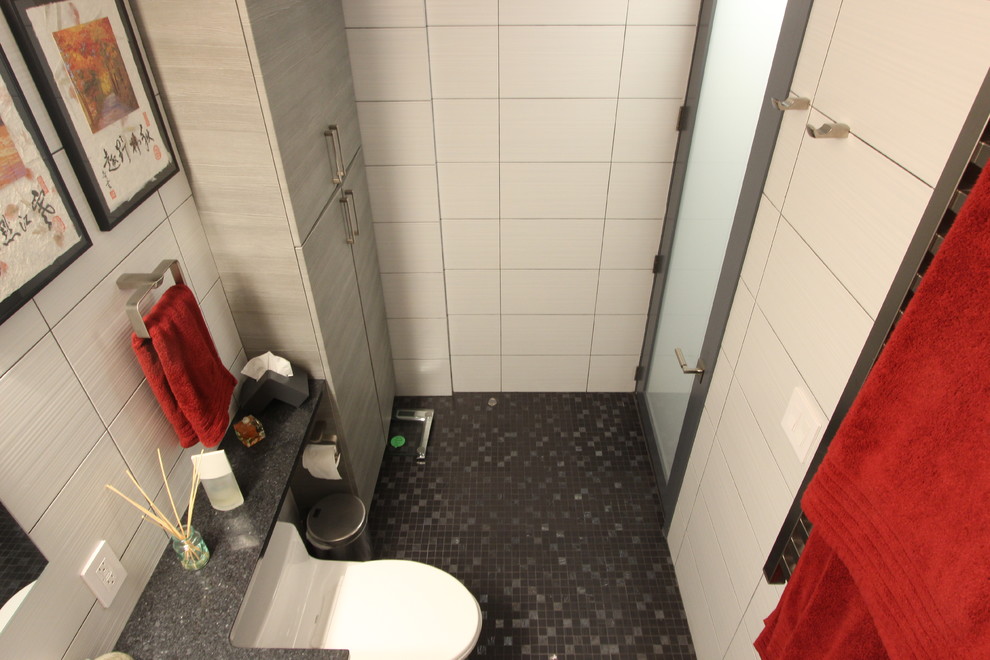 Kleines Modernes Badezimmer mit flächenbündigen Schrankfronten, grauen Schränken, grauen Fliesen, Glasfliesen und Mosaik-Bodenfliesen in New York