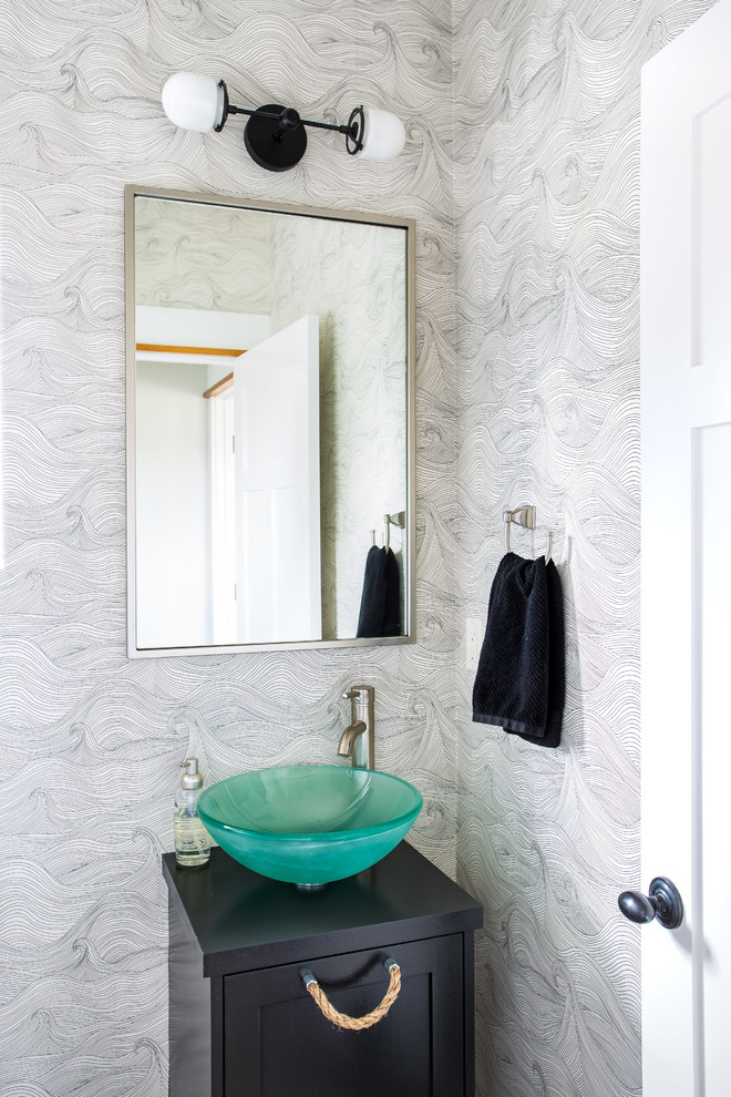Immagine di una piccola stanza da bagno con doccia bohémian con ante in stile shaker, ante blu, pareti multicolore, lavabo a bacinella, top in legno e top nero