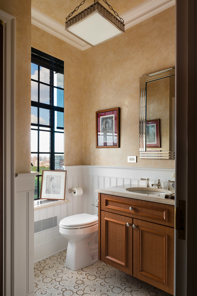 Inredning av ett klassiskt beige beige badrum med dusch, med luckor med infälld panel, skåp i mellenmörkt trä, bruna väggar, mosaikgolv, ett undermonterad handfat och beiget golv