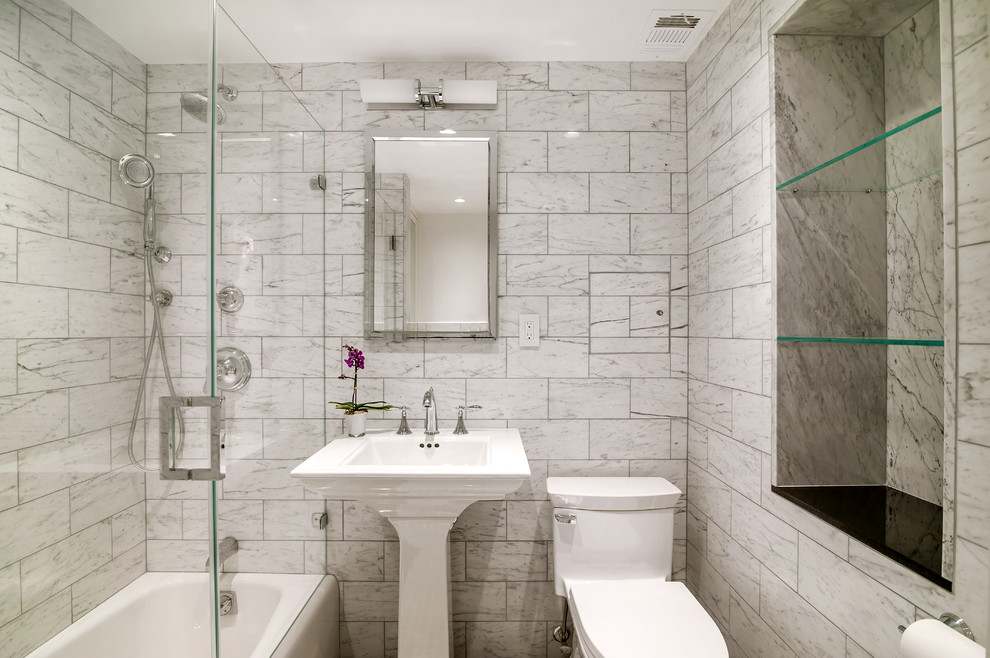 Idéer för att renovera ett litet vintage badrum med dusch, med ett badkar i en alkov, en dusch/badkar-kombination, en toalettstol med separat cisternkåpa, grå kakel, stenkakel, grå väggar och ett piedestal handfat