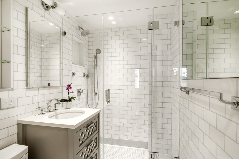 ニューヨークにある高級な小さなトラディショナルスタイルのおしゃれなマスターバスルーム (グレーのキャビネット、アルコーブ型シャワー、白いタイル、サブウェイタイル、白い壁、モザイクタイル、アンダーカウンター洗面器、クオーツストーンの洗面台、落し込みパネル扉のキャビネット、独立型洗面台) の写真
