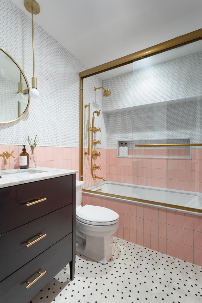 Inspiration för mellanstora klassiska grått badrum för barn, med släta luckor, skåp i mörkt trä, ett badkar i en alkov, en dusch i en alkov, keramikplattor, vita väggar, cementgolv, bänkskiva i kvartsit, dusch med skjutdörr, rosa kakel, ett undermonterad handfat och vitt golv
