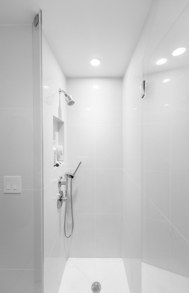 Foto de cuarto de baño moderno pequeño con encimera de acrílico, ducha esquinera, sanitario de una pieza, baldosas y/o azulejos blancos, baldosas y/o azulejos de vidrio, paredes blancas, suelo de baldosas de porcelana y aseo y ducha