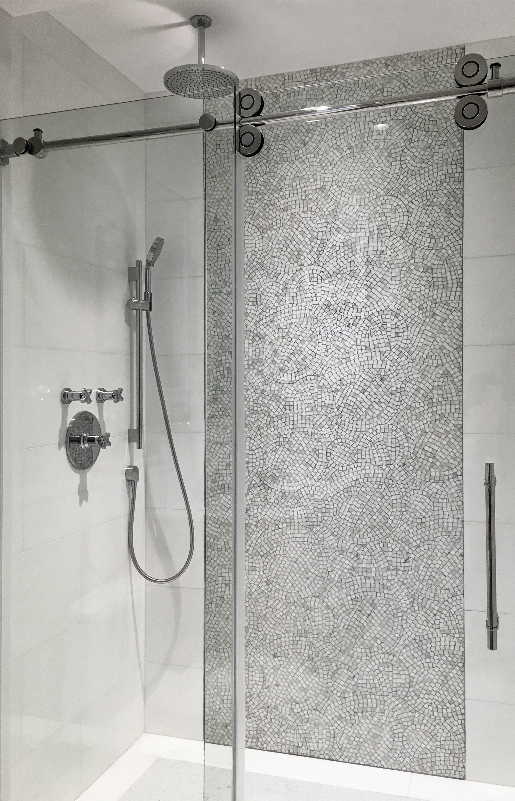 75 photos et idées déco de salles de bain avec un plan de toilette en verre  et une cabine de douche à porte coulissante - Octobre 2022 | Houzz FR
