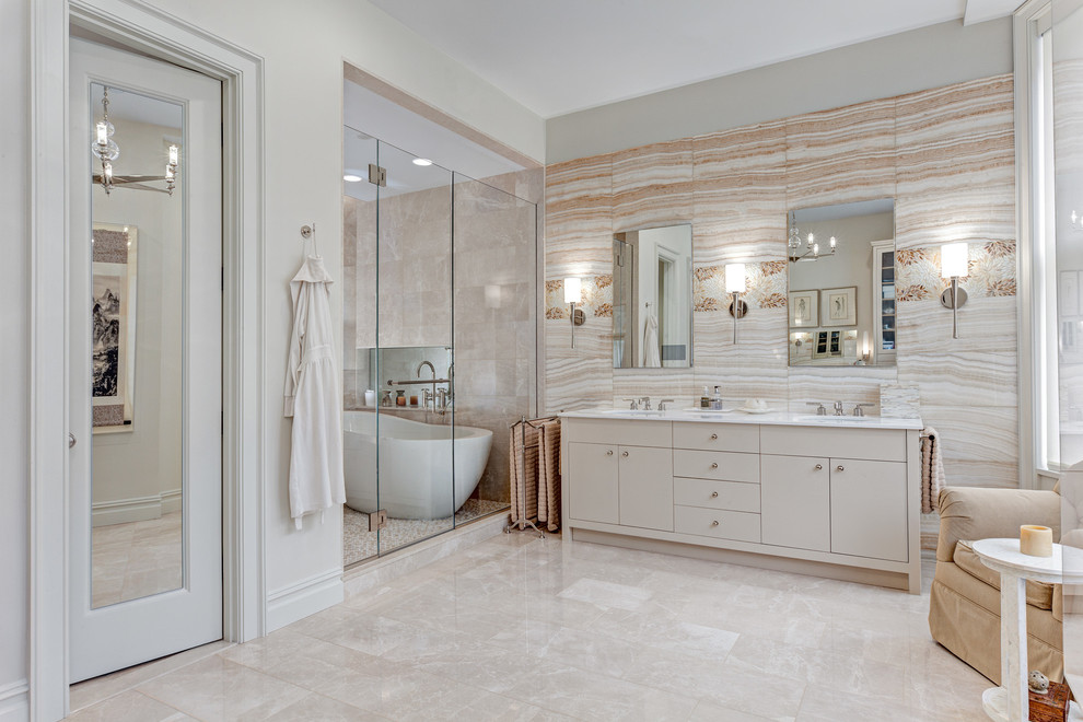 Идея дизайна: огромная главная ванная комната в стиле неоклассика (современная классика) с плоскими фасадами, белыми фасадами, отдельно стоящей ванной, душем в нише, белой плиткой, плиткой из листового камня, разноцветными стенами, мраморным полом и врезной раковиной