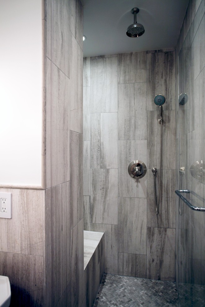 Идея дизайна: маленькая главная ванная комната в стиле модернизм с раковиной с пьедесталом, душем в нише, белыми стенами и полом из мозаичной плитки для на участке и в саду