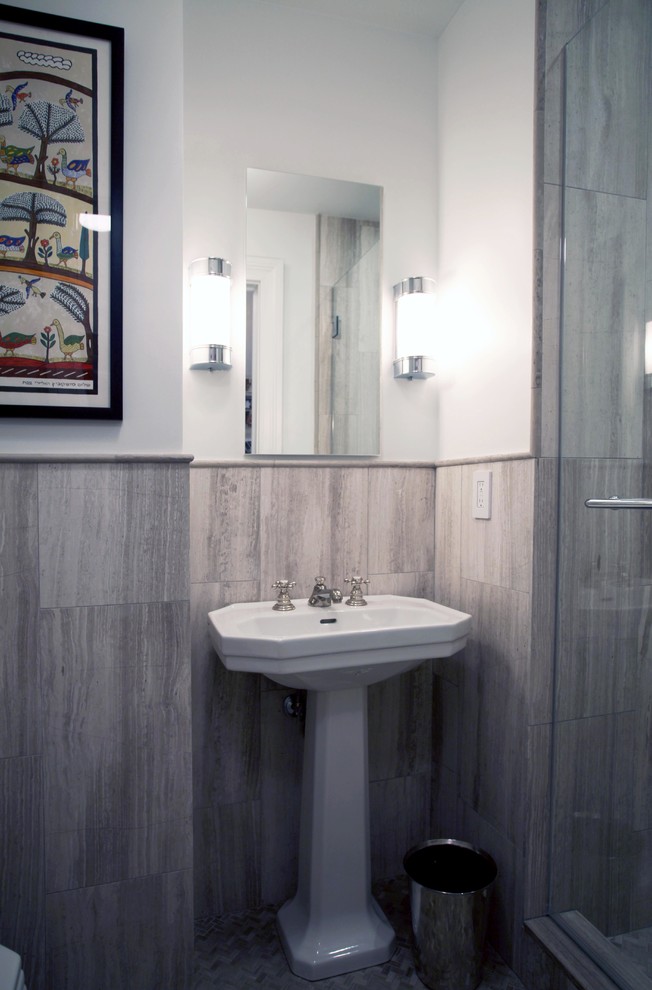 Пример оригинального дизайна: маленькая главная ванная комната в стиле модернизм с полом из мозаичной плитки, душем в нише, белыми стенами и раковиной с пьедесталом для на участке и в саду