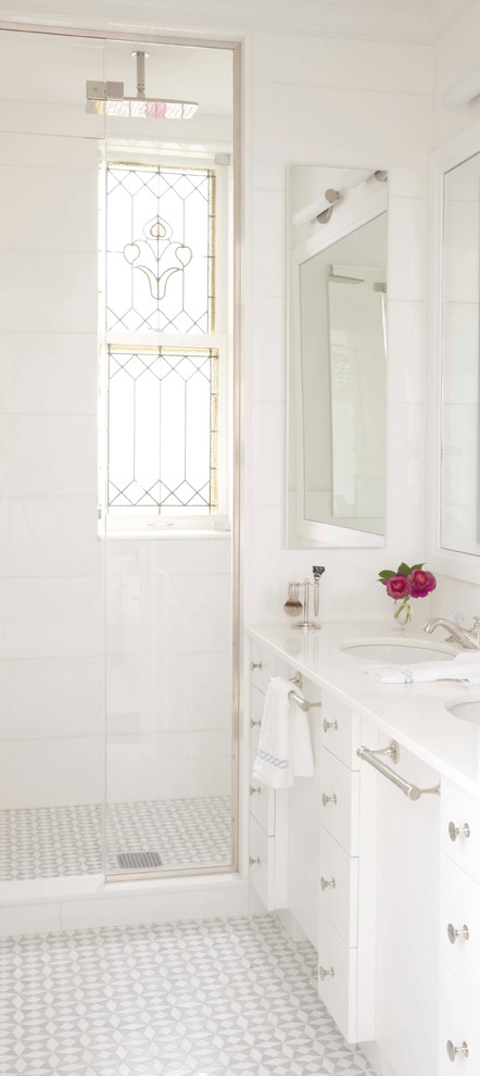 Стильный дизайн: ванная комната в стиле неоклассика (современная классика) с плоскими фасадами, белыми фасадами, душем в нише и полом из мозаичной плитки - последний тренд