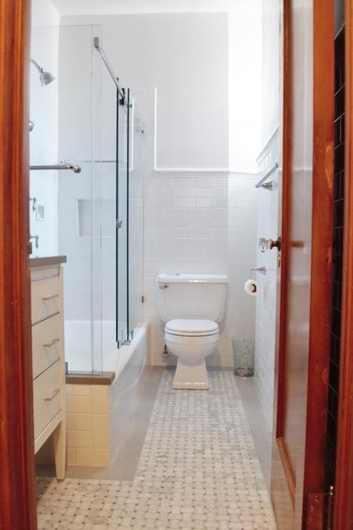 Ispirazione per una piccola stanza da bagno con doccia chic con lavabo sottopiano, ante lisce, ante bianche, doccia ad angolo, piastrelle bianche, piastrelle diamantate, pareti bianche e pavimento in marmo