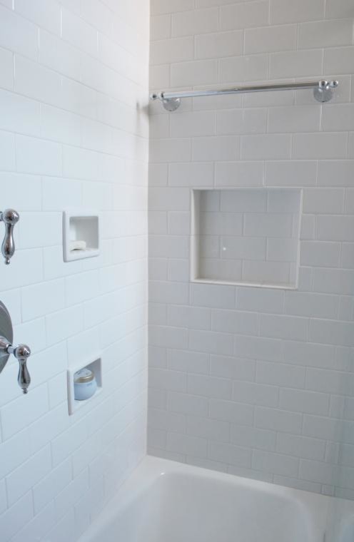 Foto på ett litet vintage badrum med dusch, med ett undermonterad handfat, en hörndusch, vit kakel, tunnelbanekakel, vita väggar och marmorgolv