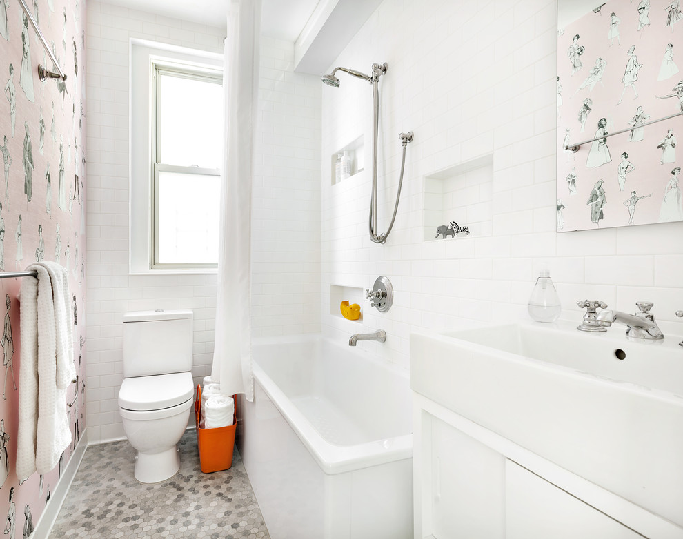 Bild på ett litet funkis badrum med dusch, med tunnelbanekakel, vita väggar, mosaikgolv, grått golv, släta luckor, vita skåp, ett hörnbadkar, en dusch/badkar-kombination, vit kakel, ett konsol handfat och dusch med duschdraperi