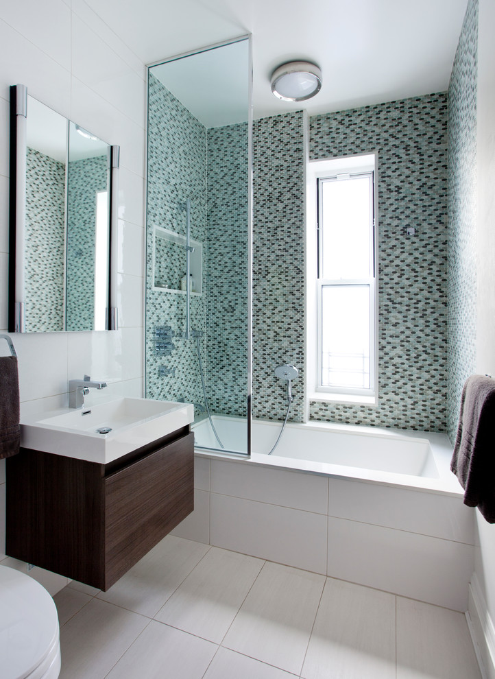 Идея дизайна: ванная комната в стиле неоклассика (современная классика) с плоскими фасадами, темными деревянными фасадами, полновстраиваемой ванной, душем над ванной и разноцветной плиткой