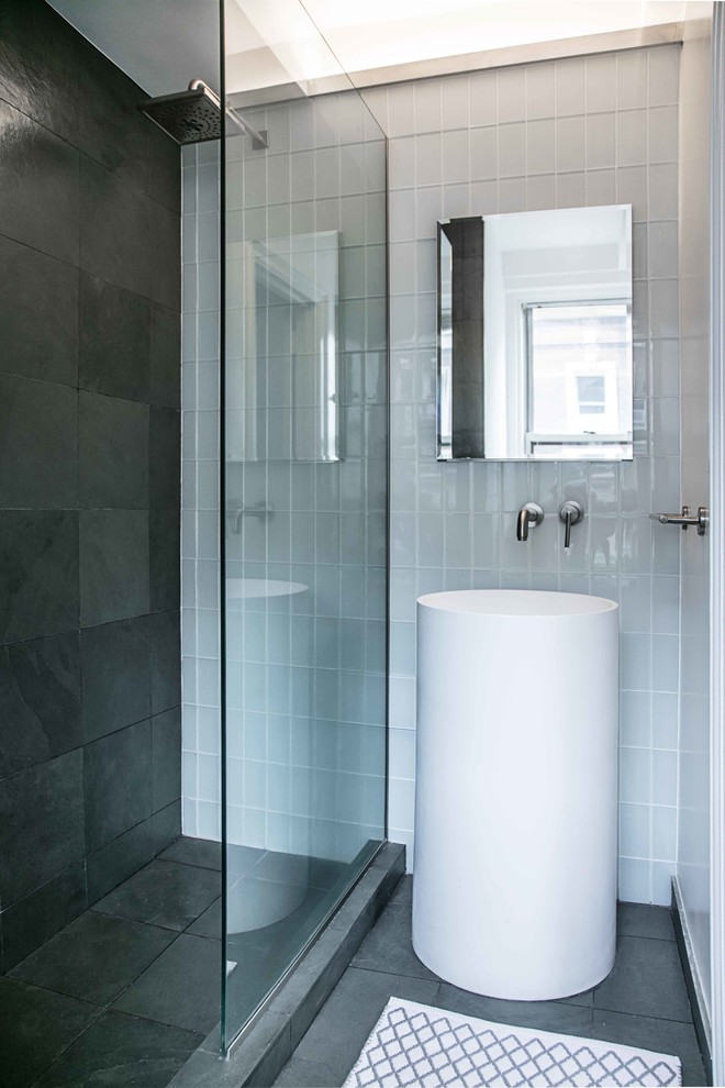 Exemple d'une petite salle de bain tendance avec une douche ouverte, WC à poser, un carrelage blanc, un carrelage en pâte de verre, un mur blanc, un sol en ardoise, un lavabo de ferme et un sol gris.
