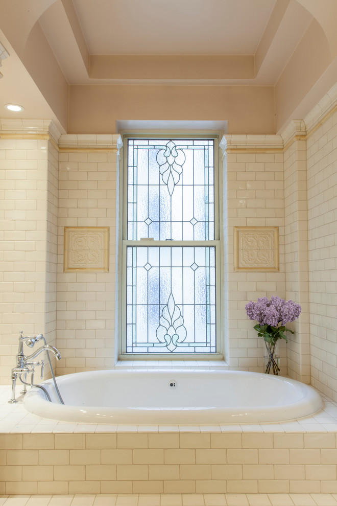 ニューヨークにあるトラディショナルスタイルのおしゃれな浴室 (ベージュのタイル、サブウェイタイル) の写真