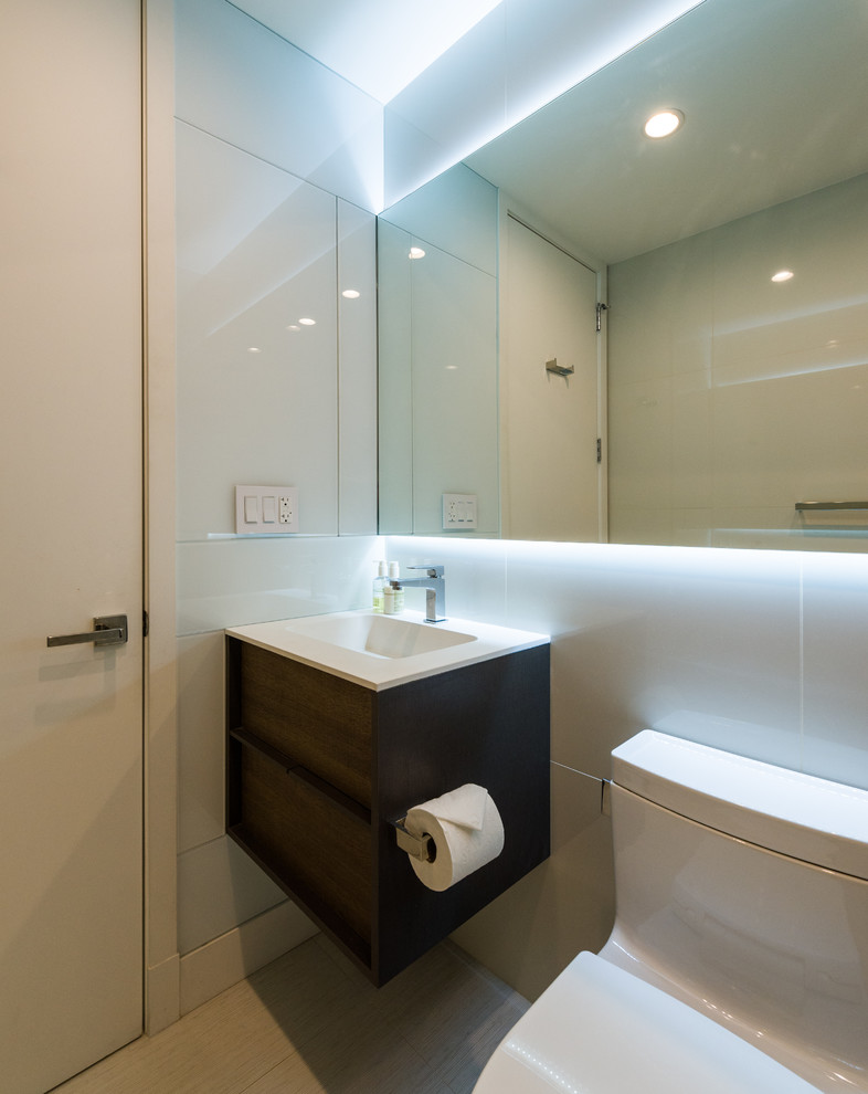 Foto de cuarto de baño tradicional renovado con lavabo encastrado, puertas de armario de madera en tonos medios, encimera de mármol y sanitario de pared