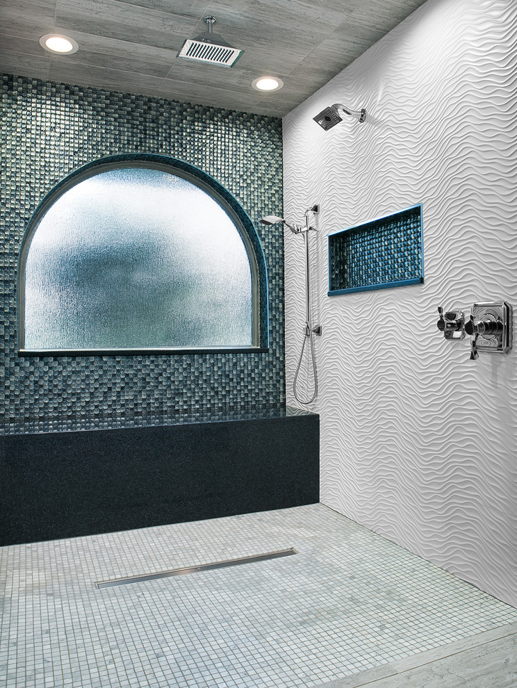 Cette image montre une grande salle de bain principale traditionnelle avec un placard avec porte à panneau surélevé, des portes de placard grises, une douche à l'italienne, un carrelage blanc, mosaïque, un mur bleu, un sol en carrelage de céramique, un lavabo encastré, un plan de toilette en quartz modifié, un sol gris, aucune cabine et un plan de toilette bleu.
