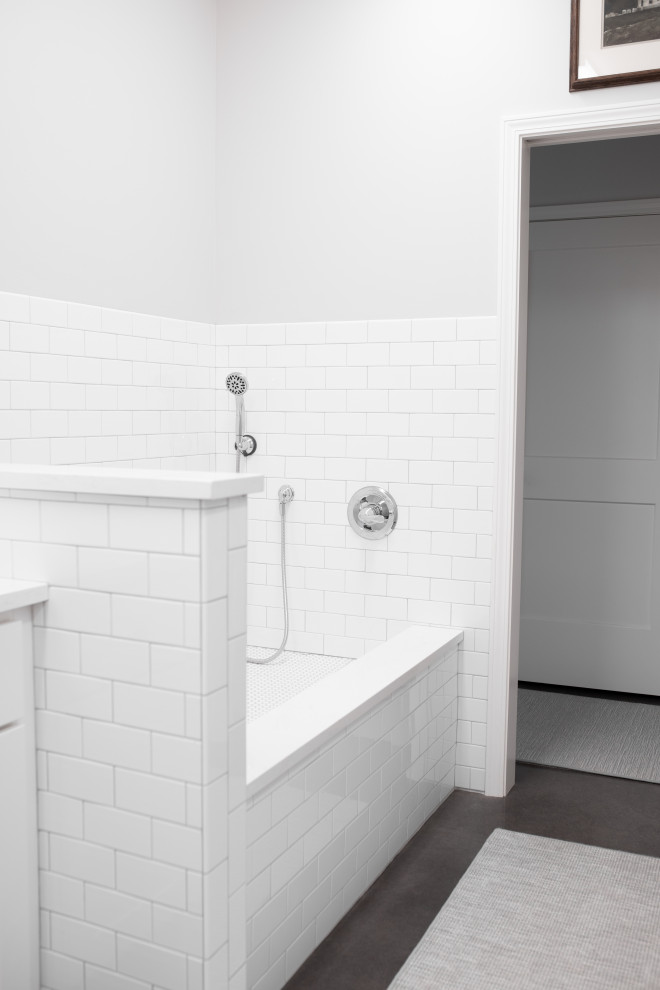 Esempio di una stanza da bagno country di medie dimensioni con ante bianche, pareti verdi, pavimento in cemento, lavabo sottopiano, top in quarzo composito, pavimento marrone e top bianco