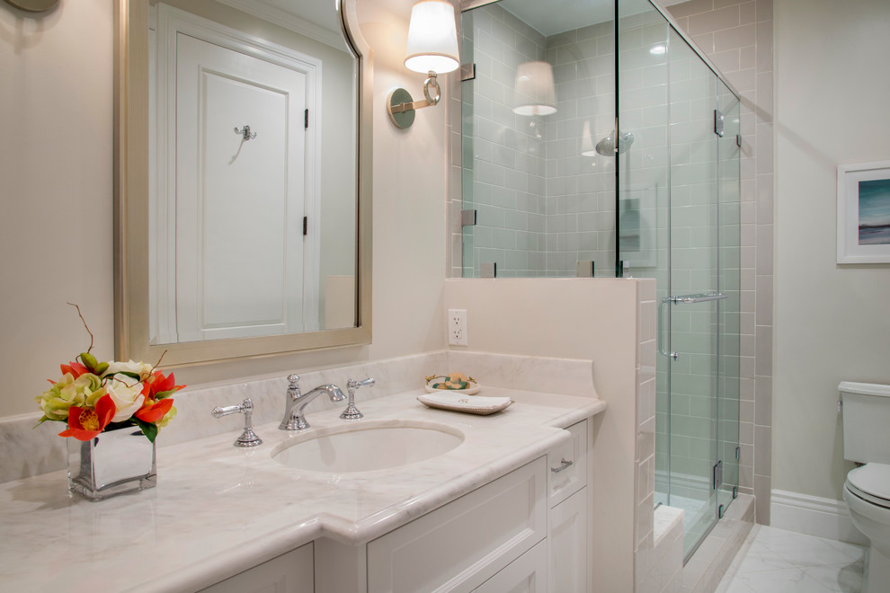 Modern inredning av ett mellanstort en-suite badrum, med släta luckor, våtrum, vit kakel, mosaik, flerfärgade väggar, mosaikgolv, ett undermonterad handfat, bänkskiva i kalksten och dusch med skjutdörr