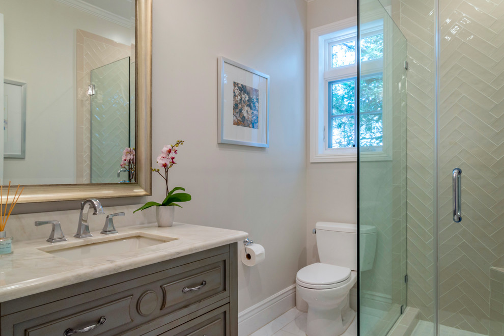 Стильный дизайн: главная ванная комната среднего размера в современном стиле с плоскими фасадами, душевой комнатой, белой плиткой, плиткой мозаикой, разноцветными стенами, полом из мозаичной плитки, врезной раковиной, столешницей из известняка и душем с раздвижными дверями - последний тренд