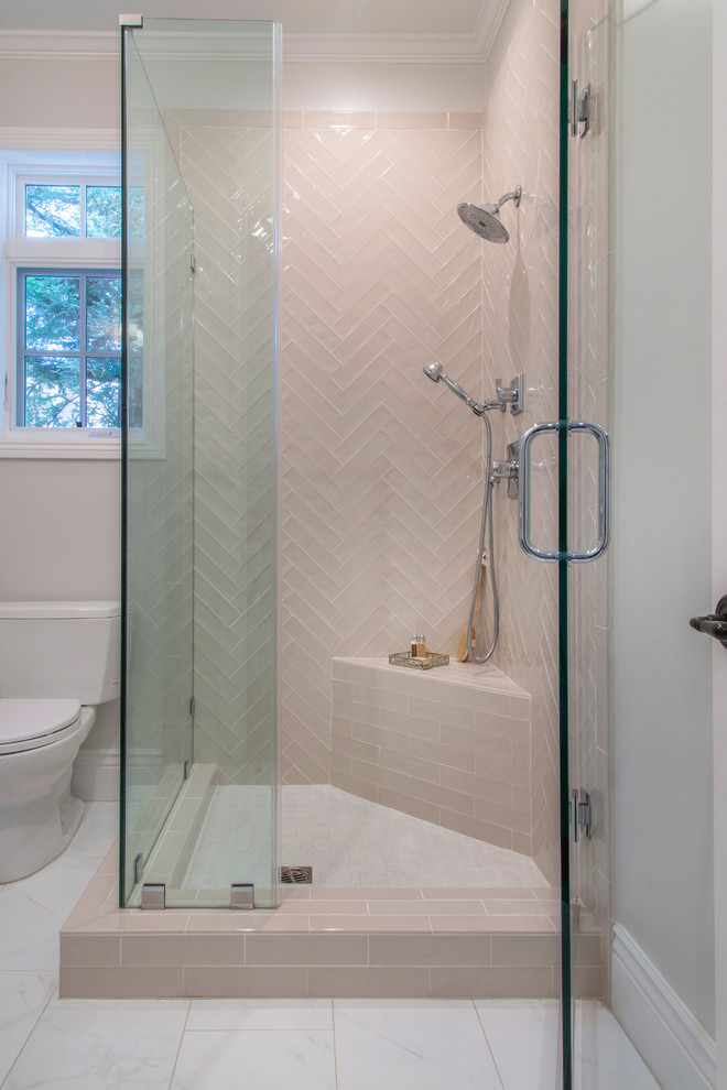 Modern inredning av ett mellanstort en-suite badrum, med släta luckor, våtrum, vit kakel, mosaik, flerfärgade väggar, mosaikgolv, ett undermonterad handfat, bänkskiva i kalksten och dusch med skjutdörr