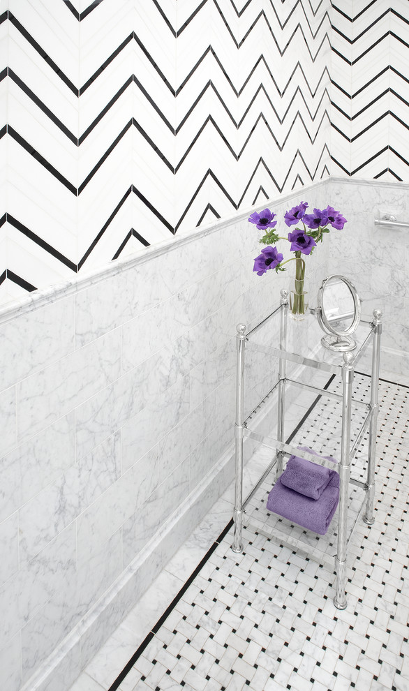 Cette photo montre une salle de bain tendance de taille moyenne avec un carrelage multicolore, du carrelage en marbre, un mur gris, un sol en marbre et un sol multicolore.